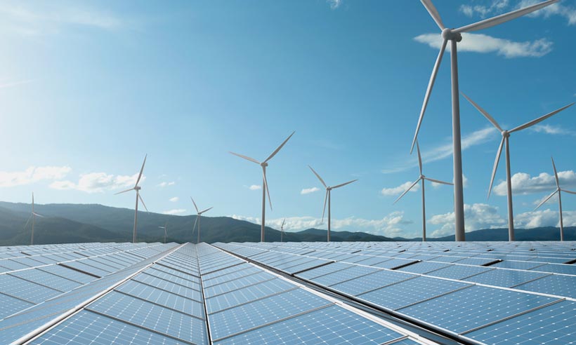 Soft blue Image of wind turbines and solar panels Le nouveau chef mondial de Fiera Infrastructure mise sur une vision à long terme malgré les défis macroéconomiques